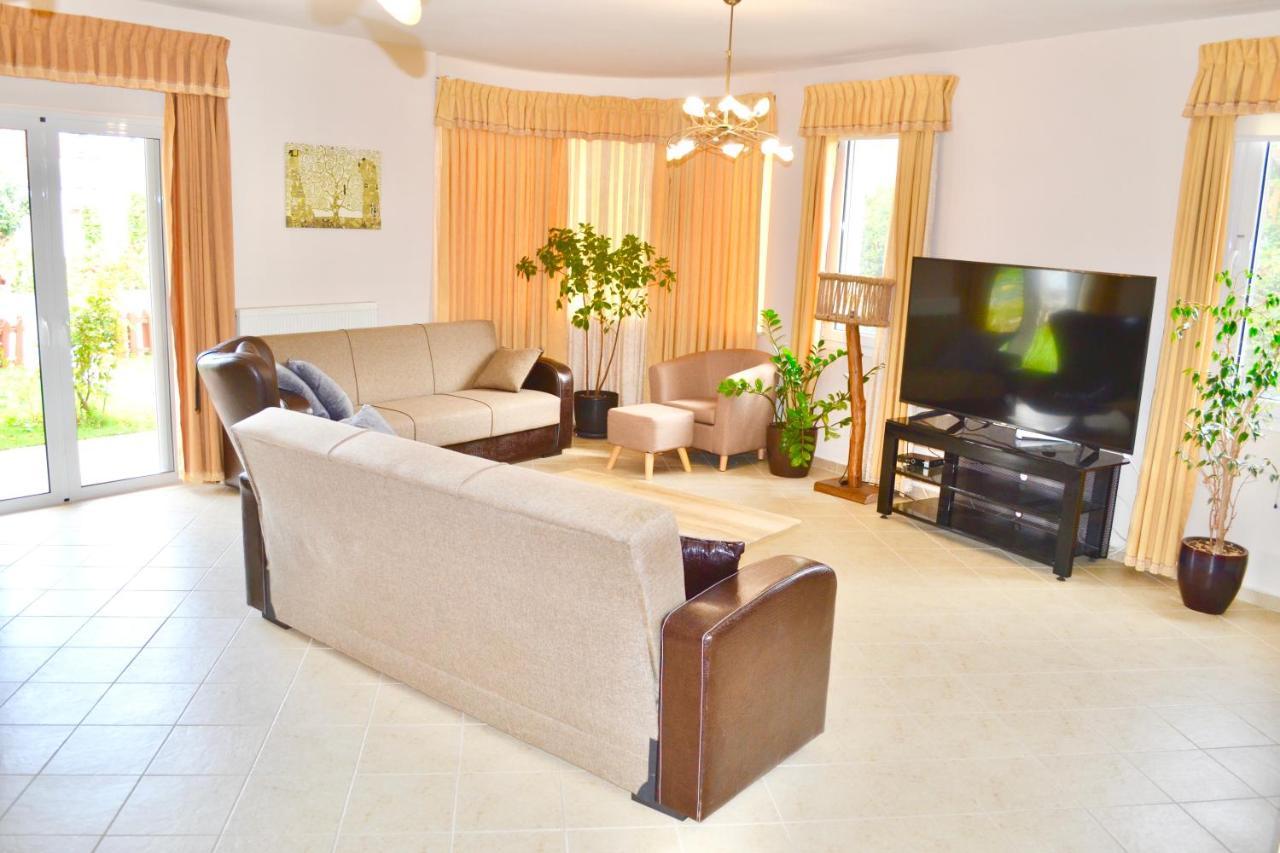 Giorgos Large Size Apartments -Family Friendly With Free Parking And Yard Views Candia Esterno foto
